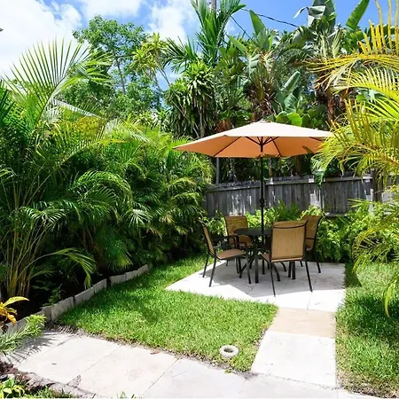 Bright & Comfortable Apt In Victoria Park